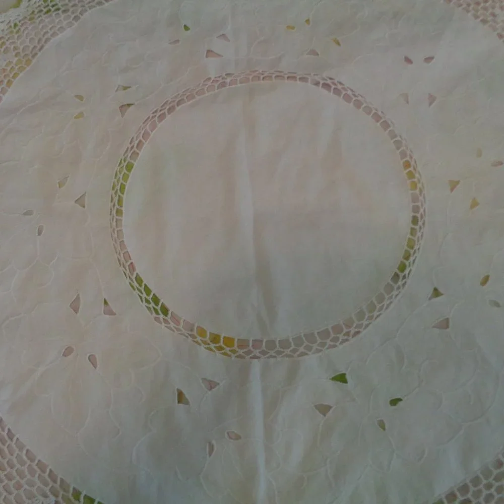 VINTAGE EARLY SM WHITE ROUND W CUTWORK & CROCHET TABLECLOTH
